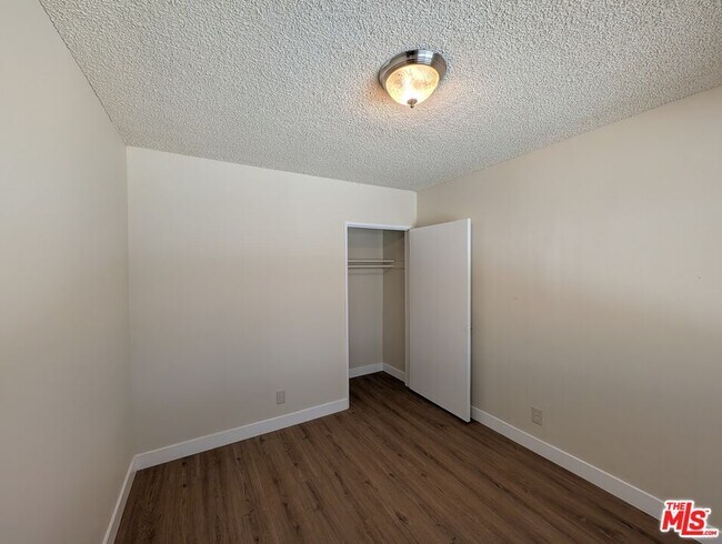 Building Photo - 307 N Curtis Ave