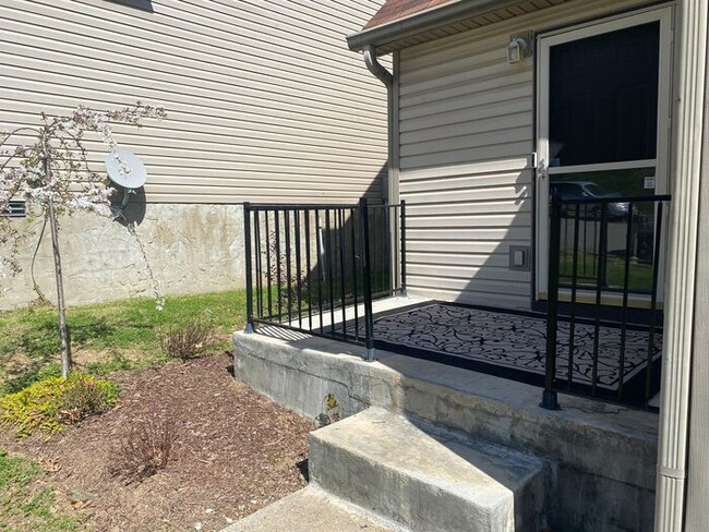 Building Photo - Now Available - 2 Bed 2 Bath House in Brit...