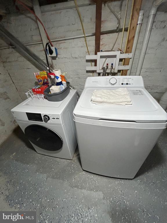 Building Photo - 616 S Rose St