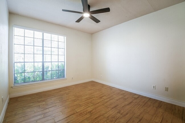 Building Photo - 2121 El Paseo St