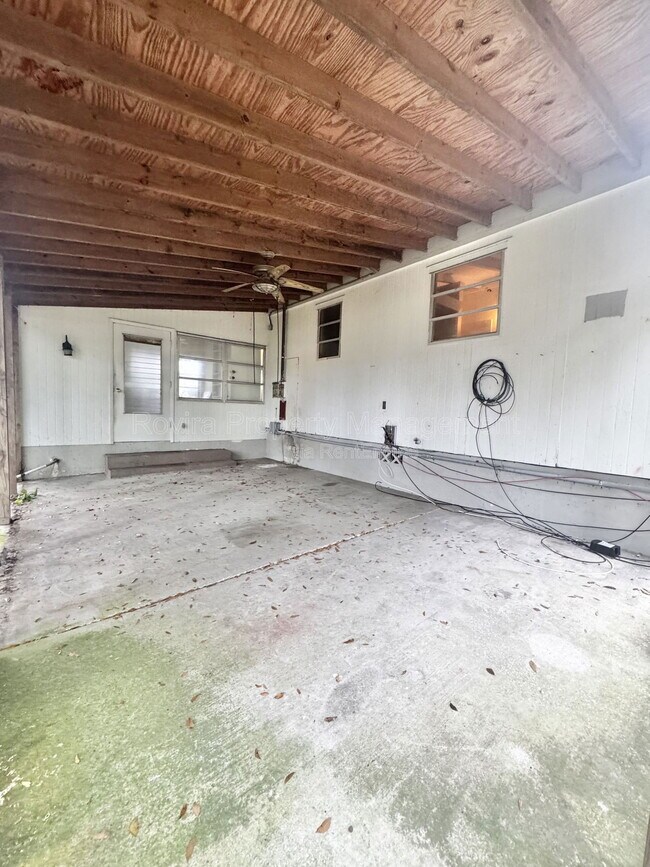 Building Photo - 627 E Warner St