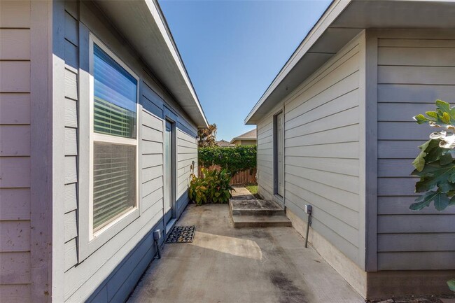 Building Photo - 456 S Brook Dr