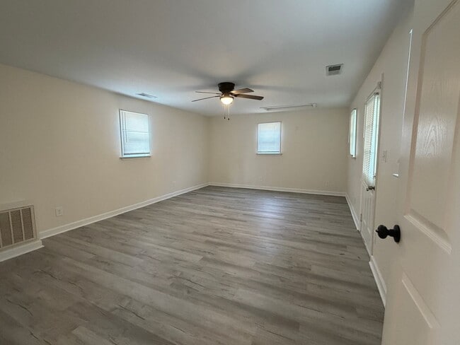 Building Photo - Large Home suitable for Residence or Business