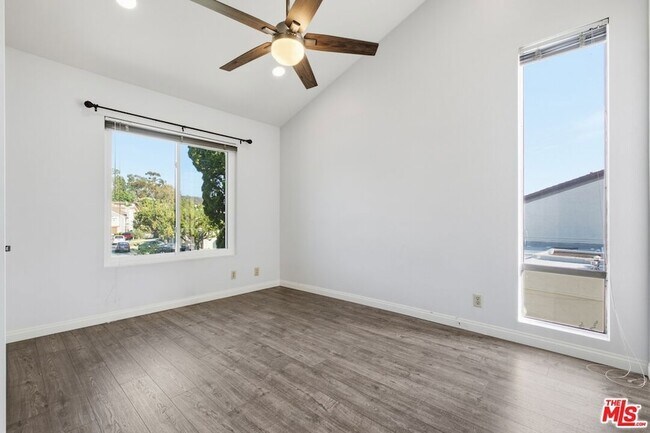 Building Photo - 833 Shadow Lake Dr