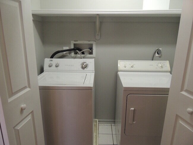 Building Photo - 404 Pinebrooke Cir