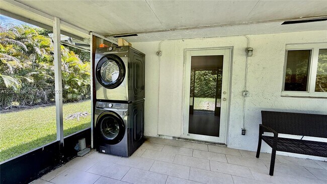 Building Photo - 320 Holloway Dr