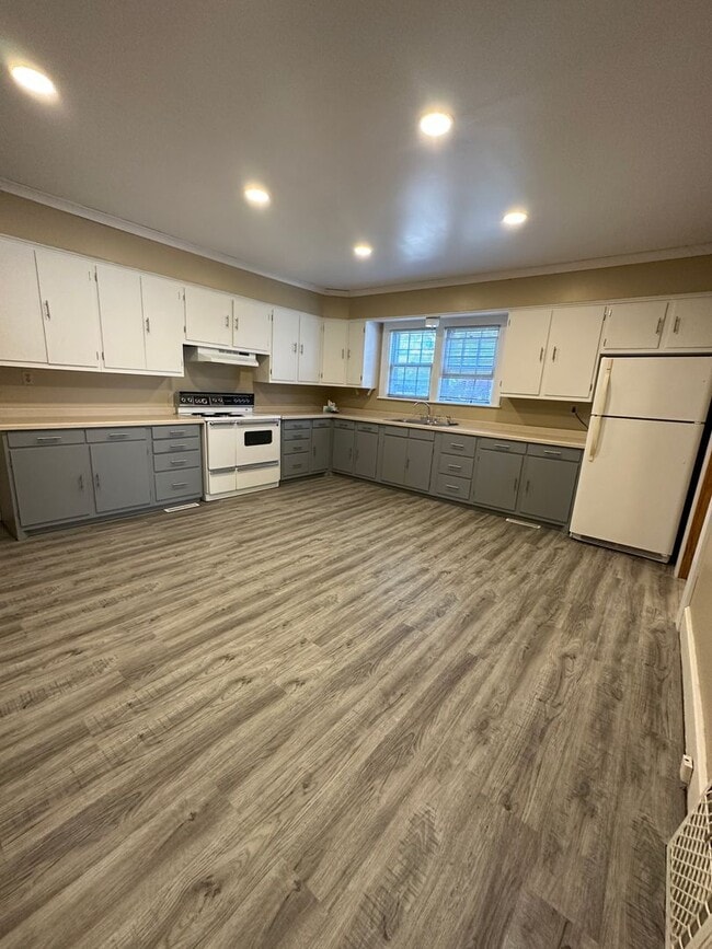 Building Photo - PP - 12 - Glendale