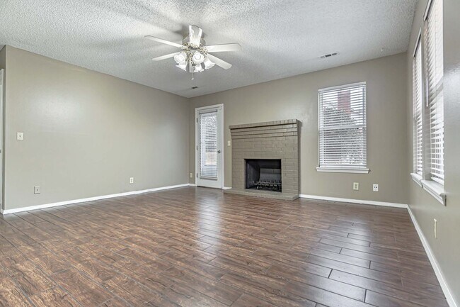 Building Photo - Quiet and Quaint Duplex in Rogers!