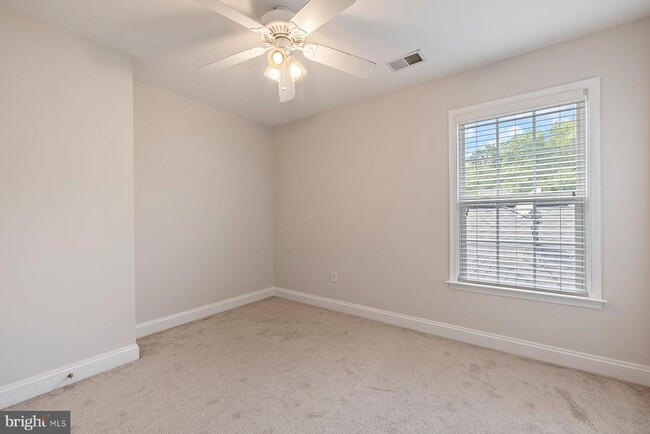 Building Photo - 805 Thicket Ct