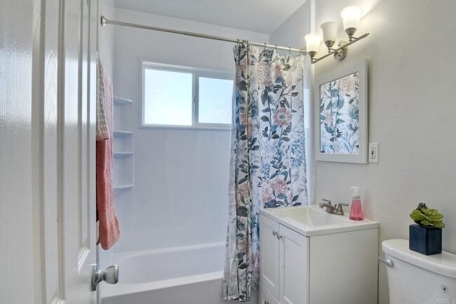 Building Photo - Spacious 5-Bedroom Home on Quiet Cul-de-Sa...