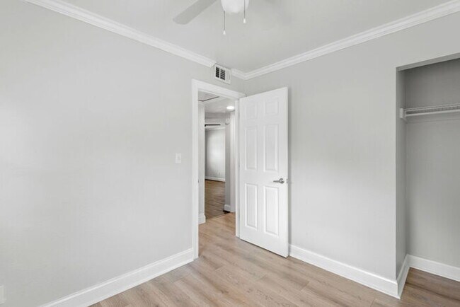 Building Photo - Home For Rent in St Petersburg!