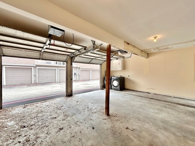 Building Photo - Beautiful 3BR/2BA Two-Level Home with Tall...