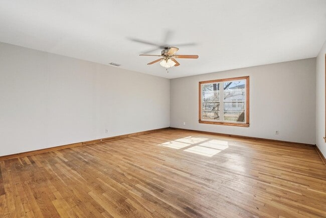 Building Photo - 134 Meander St