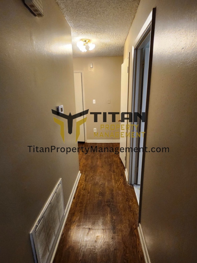 Building Photo - 3b/2b house