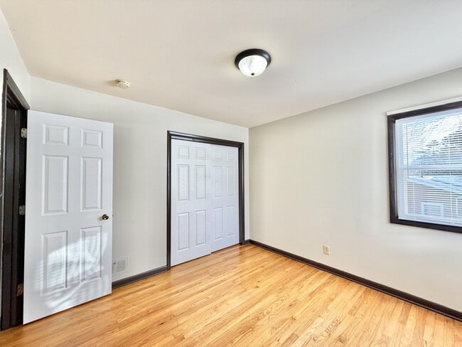 Building Photo - 2113 Lake Point Dr