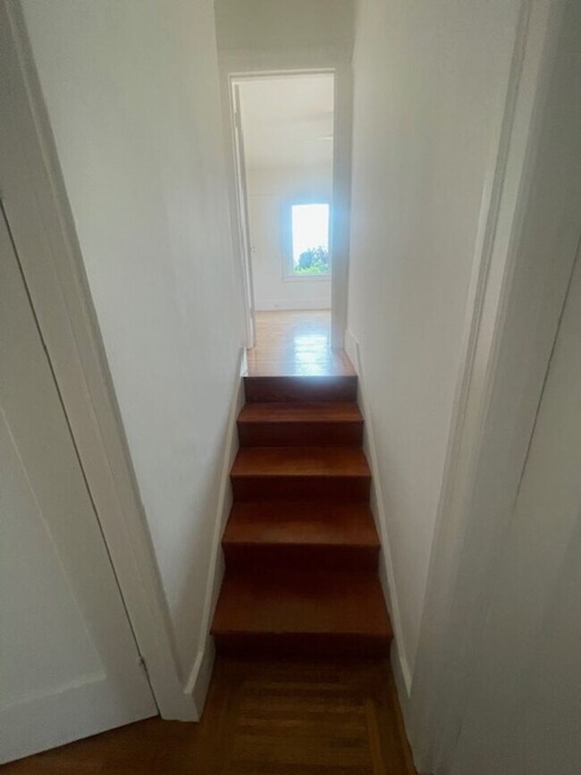 Building Photo - Great House in Oakland! 2 Beds, 1 Bath