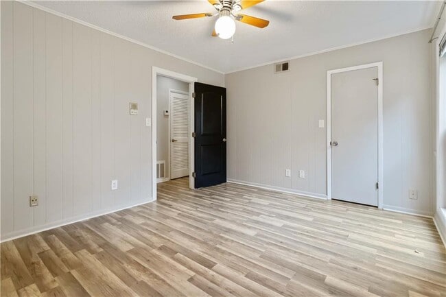 Building Photo - 694 Serramonte Dr