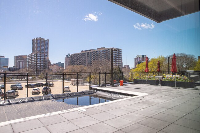 Building Photo - 1237 N Van Buren St