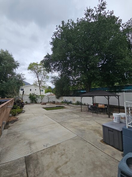Huge backyard - 7617 Wentworth St