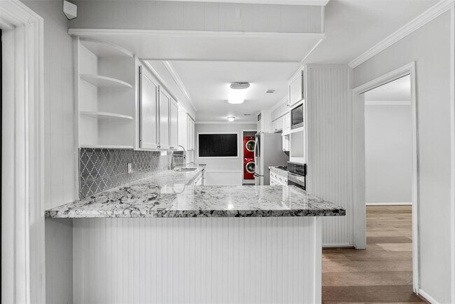 Building Photo - 5019 Oak Forest Dr