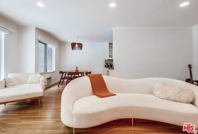 Building Photo - 1275 Havenhurst Dr