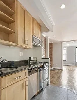 Building Photo - 697 Tenth Avenue