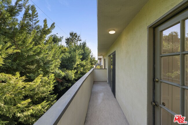 Building Photo - 13046 Moorpark St
