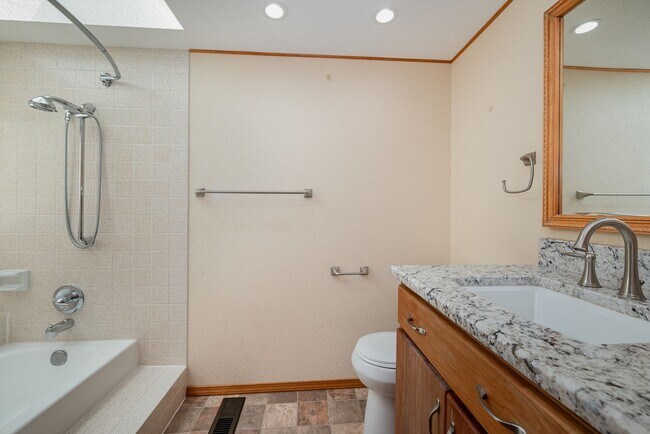 Building Photo - 5 Bed 3 Bath home In Bellevue Available Now