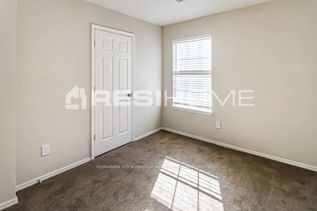 Building Photo - 3037 Pinecrest St