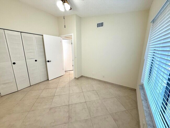 Building Photo - 6649 Somerset Dr