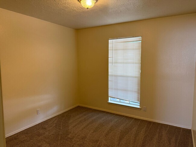 Building Photo - Great location.  4 Br, 1 3/4 Ba, 2 living areas, spacious yard.