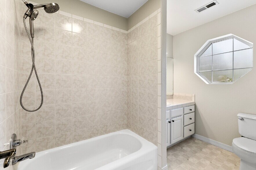 Building Photo - Updated Townhome with Views – Minutes to P...