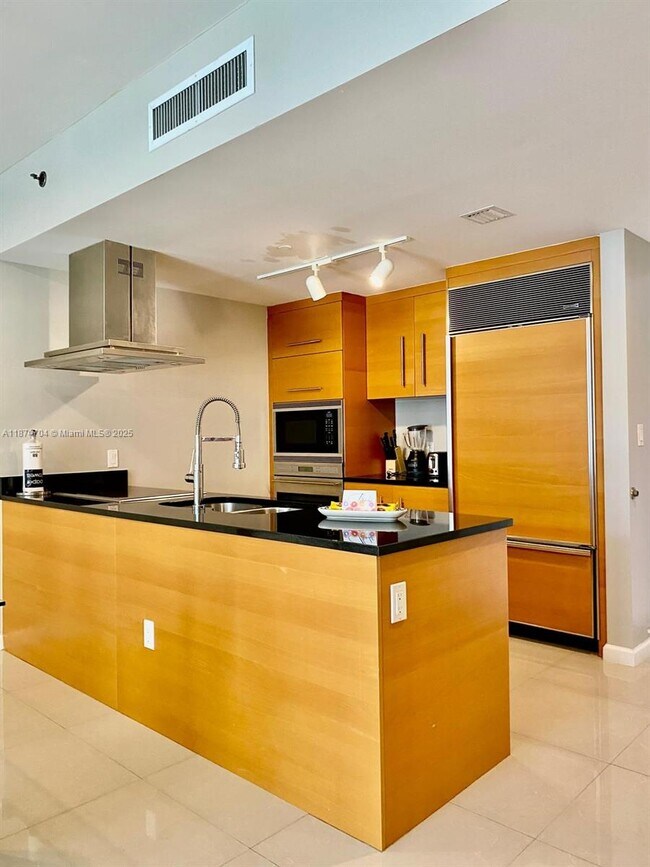 Building Photo - 485 Brickell Ave