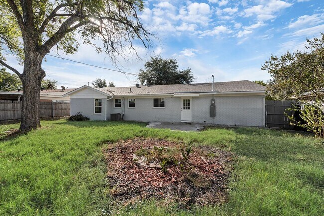 Building Photo - Built for Entertaining. Designed for Living. Fresh Style. Smart Layout. Perfect Location