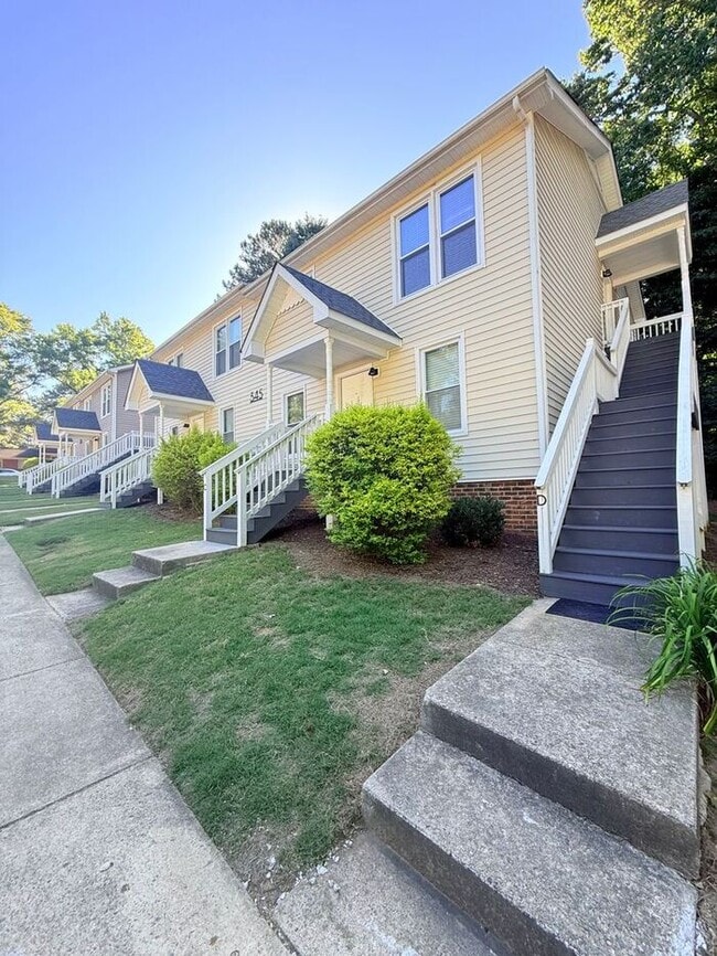 Building Photo - Perfectly sized 2 bedroom 1 bath