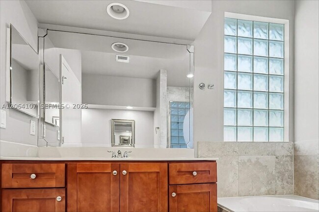 Building Photo - 1250 W Magnolia Cir