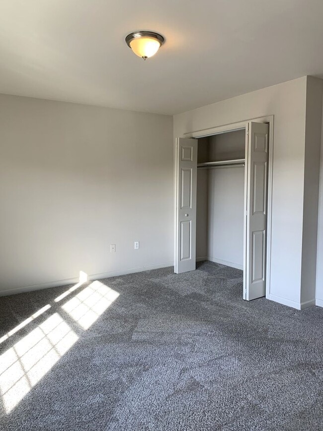 Building Photo - Make This Beautiful 3-Bedroom Townhouse Yo...