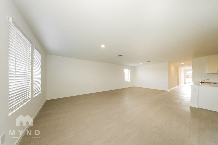 Building Photo - 3736 Los Cabos Dr