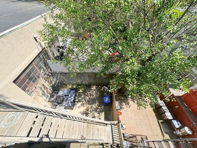 Building Photo - 211 London St