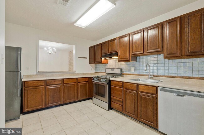 Building Photo - 10070 Oakton Terrace Rd