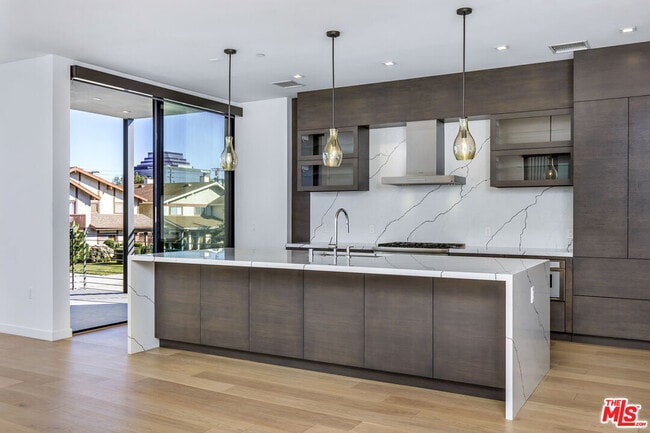 Building Photo - 2019 Barry Ave