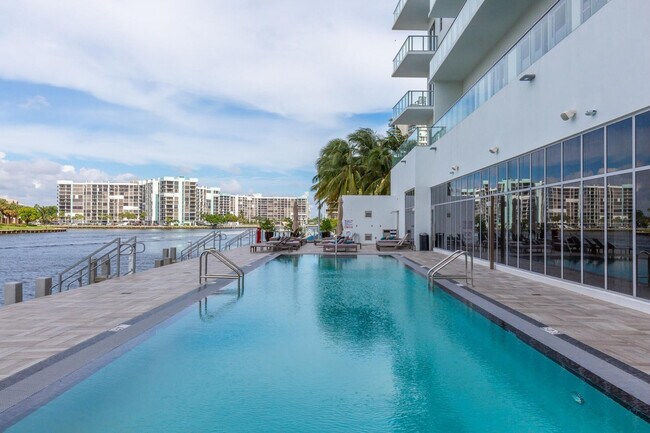 Building Photo - 2723 Hallandale Beach Blvd