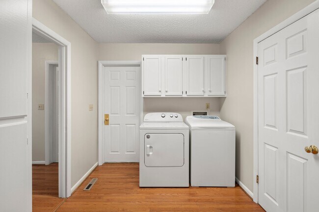 Building Photo - Spacious Updated Ranch