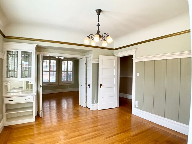 Building Photo - REMODELED and Spacious.  IN-UNIT LAUNDRY! ...