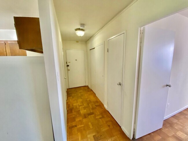 Building Photo - Great Foggy Bottom One Bedroom with Roof T...