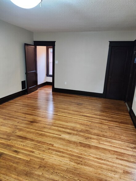 Building Photo - 17 Meriden St