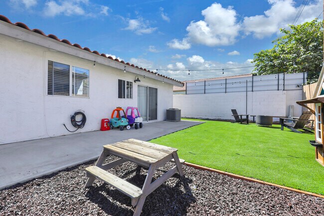 Building Photo - 51685 Avenida Herrera