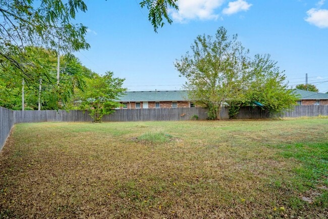 Building Photo - All-Brick Beauty on a Quiet Cul-de-Sac Near Kickapoo!