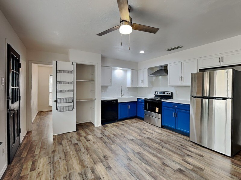 Building Photo - 5106 Woodmeadow Dr