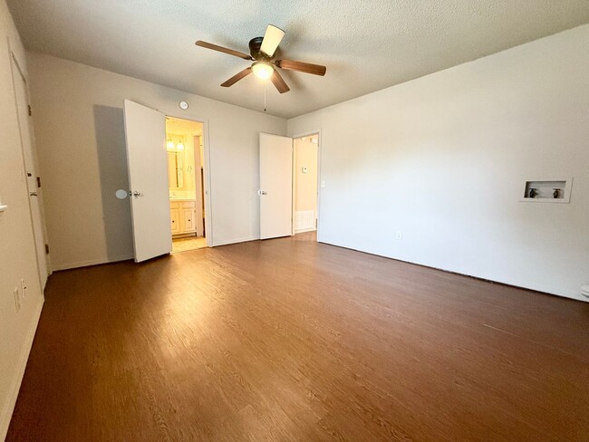 Building Photo - ***407 SE 4th***